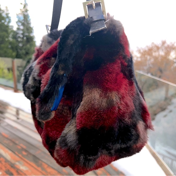 Fendi: RARE Mink Fur Multicolor Dyed Beaver Sheared Mamma Baguette Shoulder Bag - Picture 8 of 17